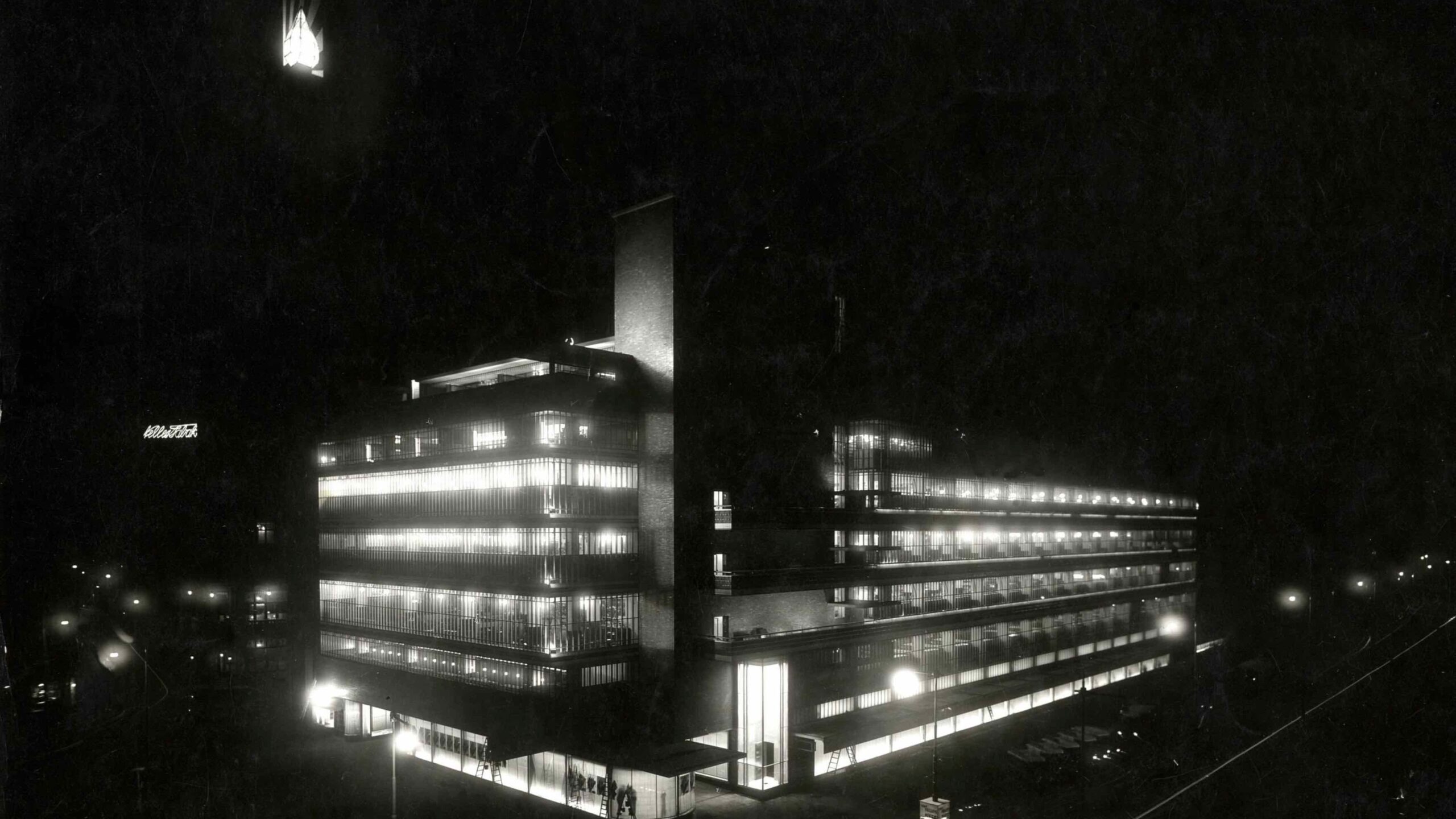 Exterieur Bijenkorf bij nacht, Rotterdam 1930.