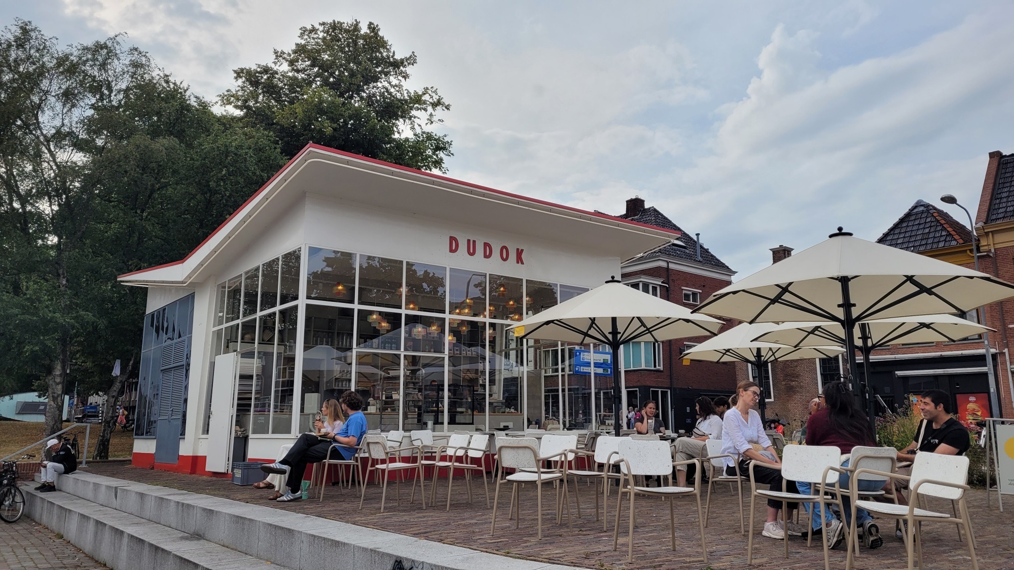 Gerestaureerde Esso tankstation van Dudok in Groningen
