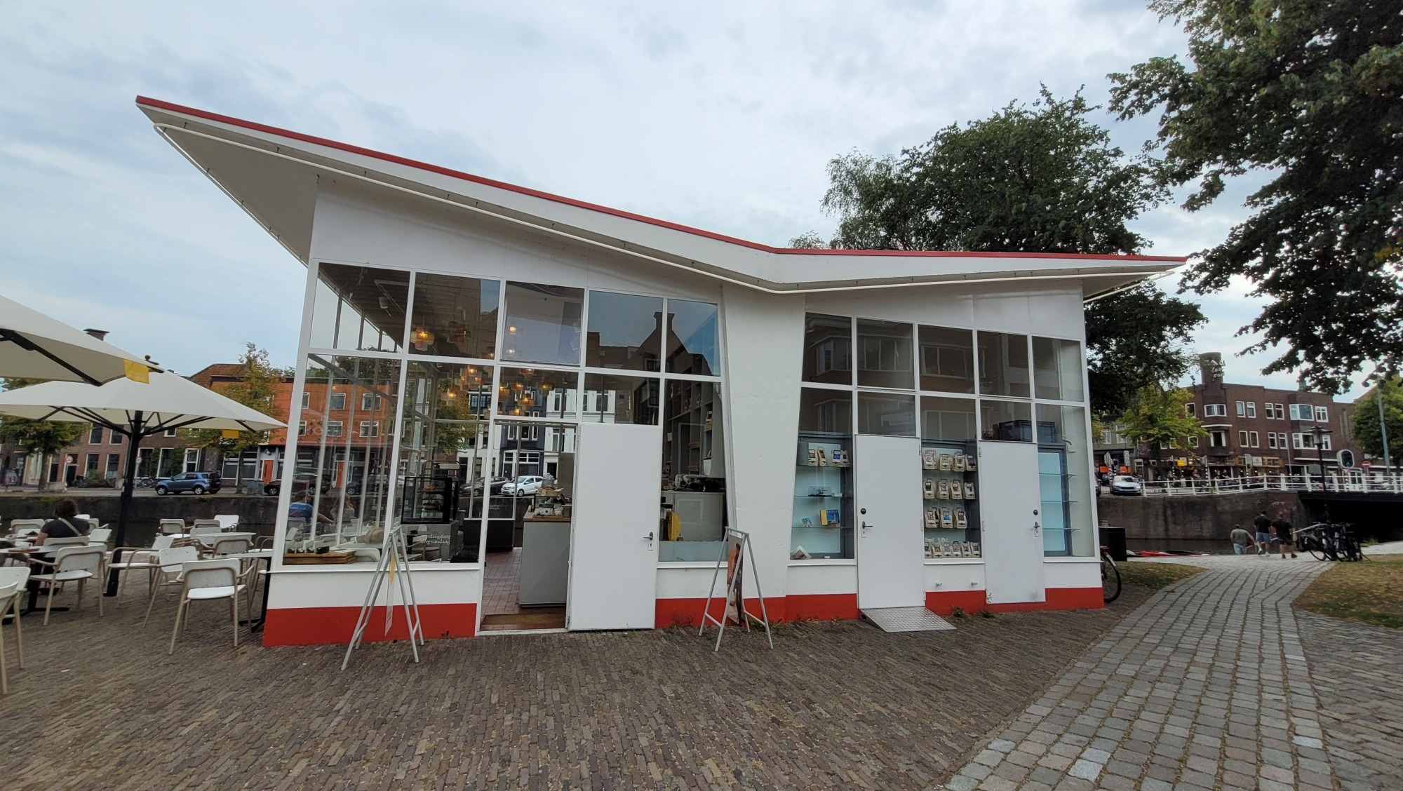 Gerestaureerde Esso tankstation van Dudok in Groningen