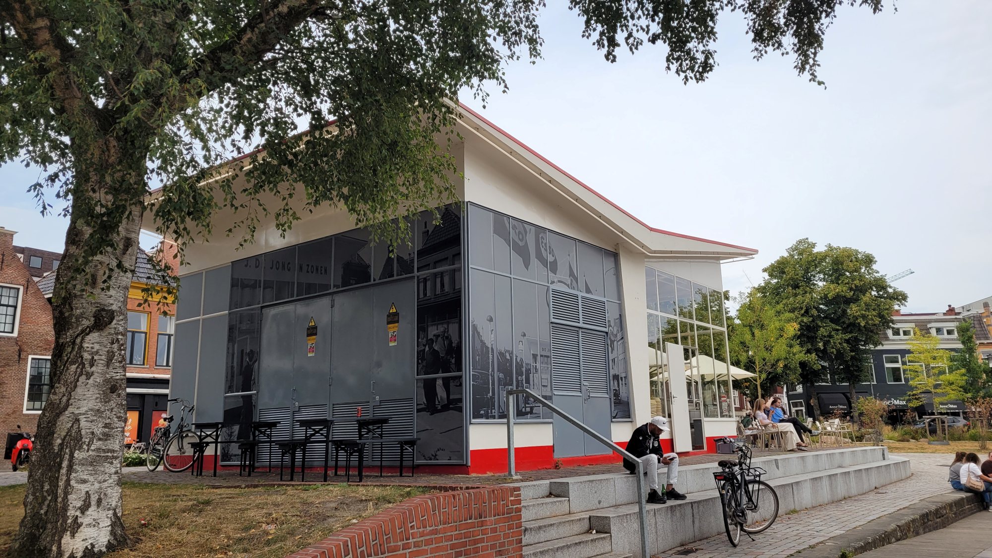 Gerestaureerde Esso tankstation van Dudok in Groningen