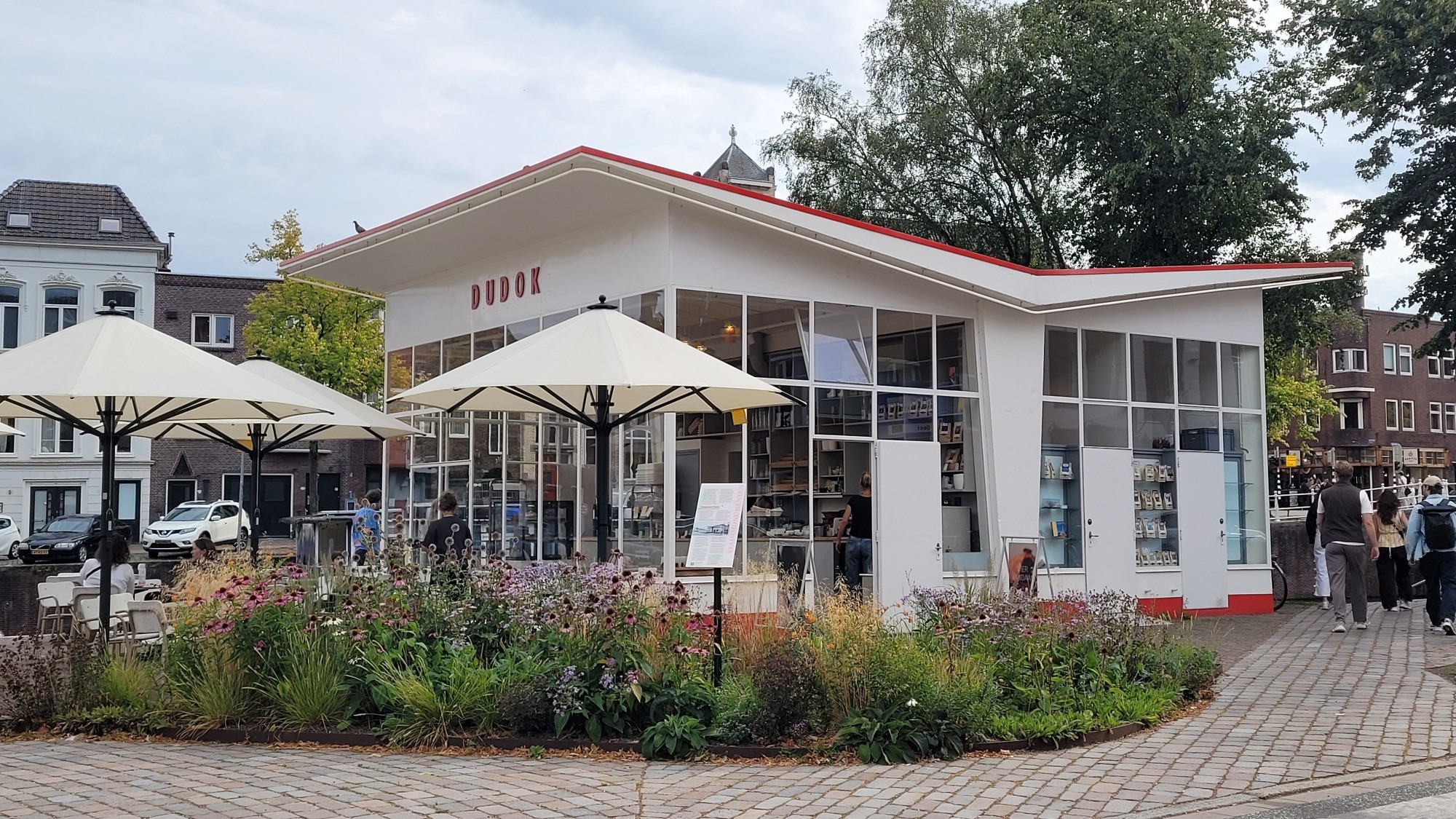 Gerestaureerde Esso tankstation van Dudok in Groningen