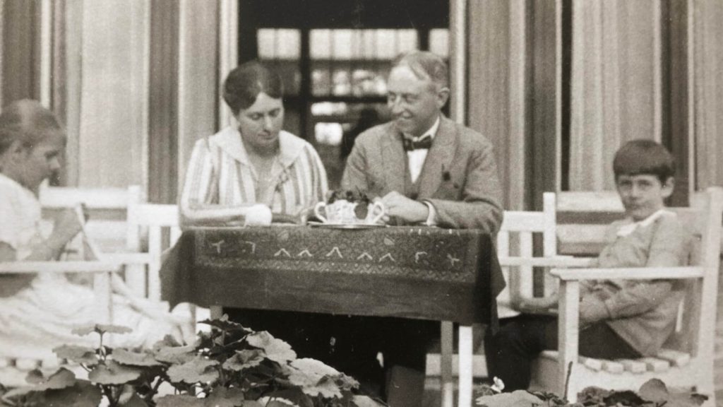 Het gezin in de tuin aan de Emmastraat, familiefoto