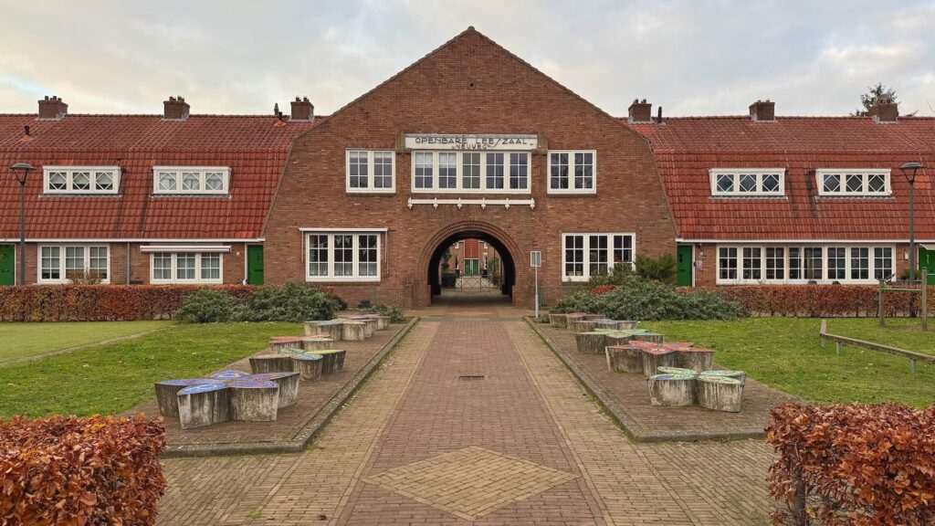 Bibliotheek en woningen in het 1e gemeentelijke woningbouwcomplex in Hilversum