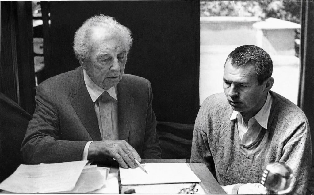 Architect Frank Lloyd Wright (links) in gesprek met John Peter