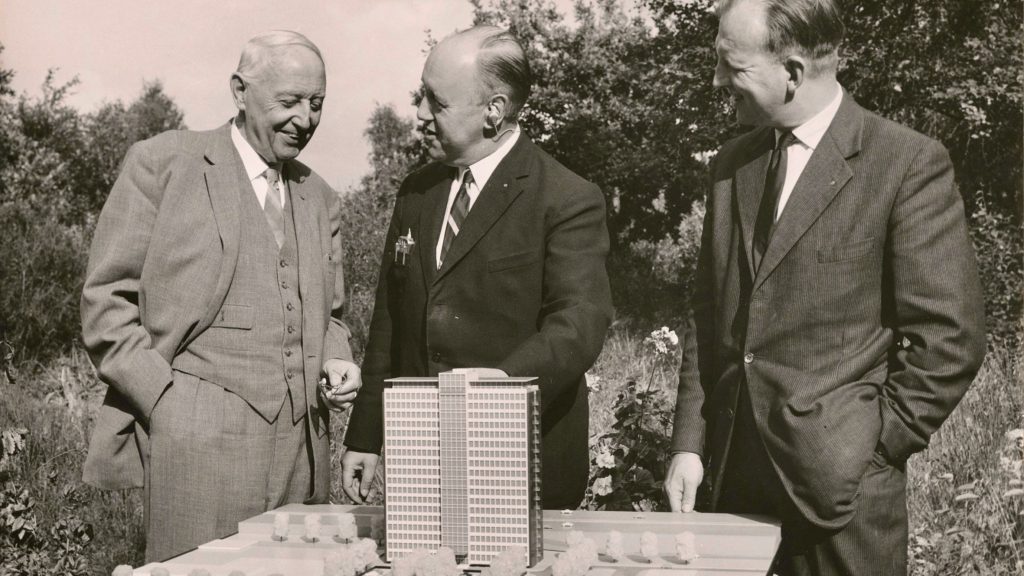 Dudok (links) en Magnée (rechts) bij de presentatie van hun ontwerp voor kantoorgebouw Zaanstad in Amsterdam (1964) foto HNI