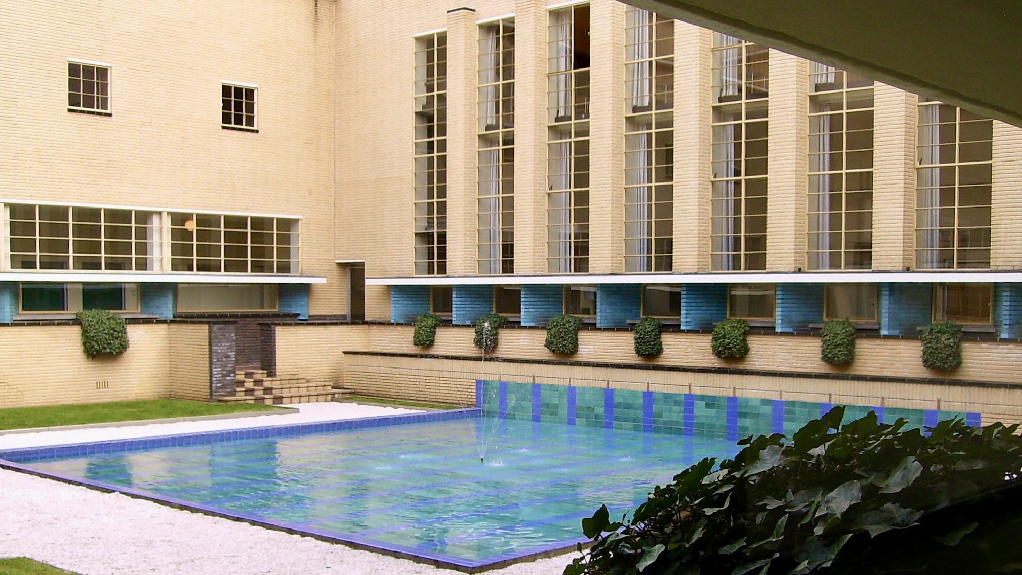 Binnentuin met vijver Raadhuis Hilversum