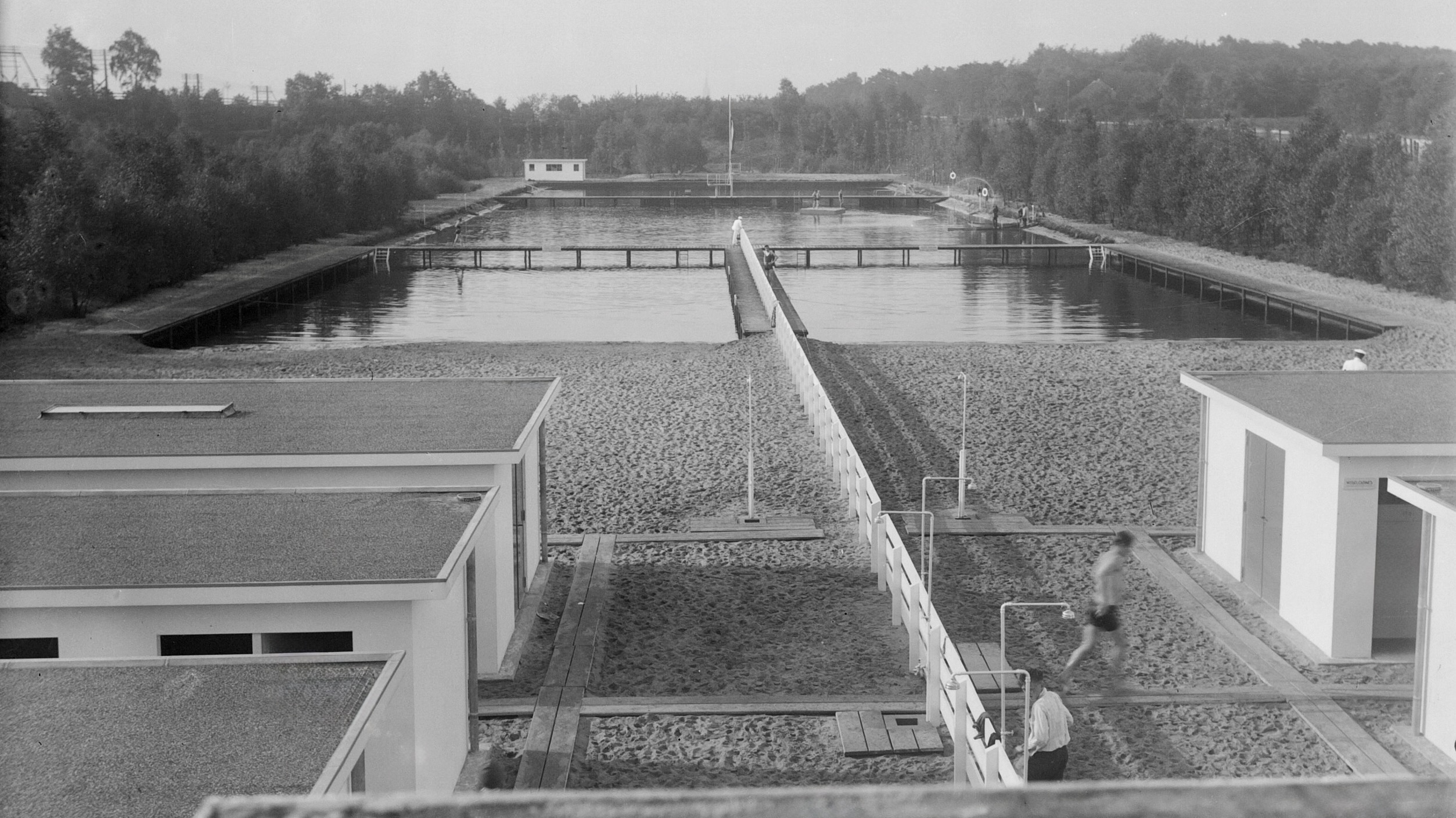 Beeld uit de jaren '30 van het natuurzwembad Crailo in Hilversum