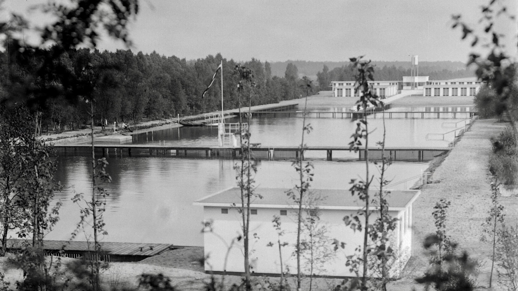 Beeld uit de jaren '30 van het natuurzwembad Crailo in Hilversum