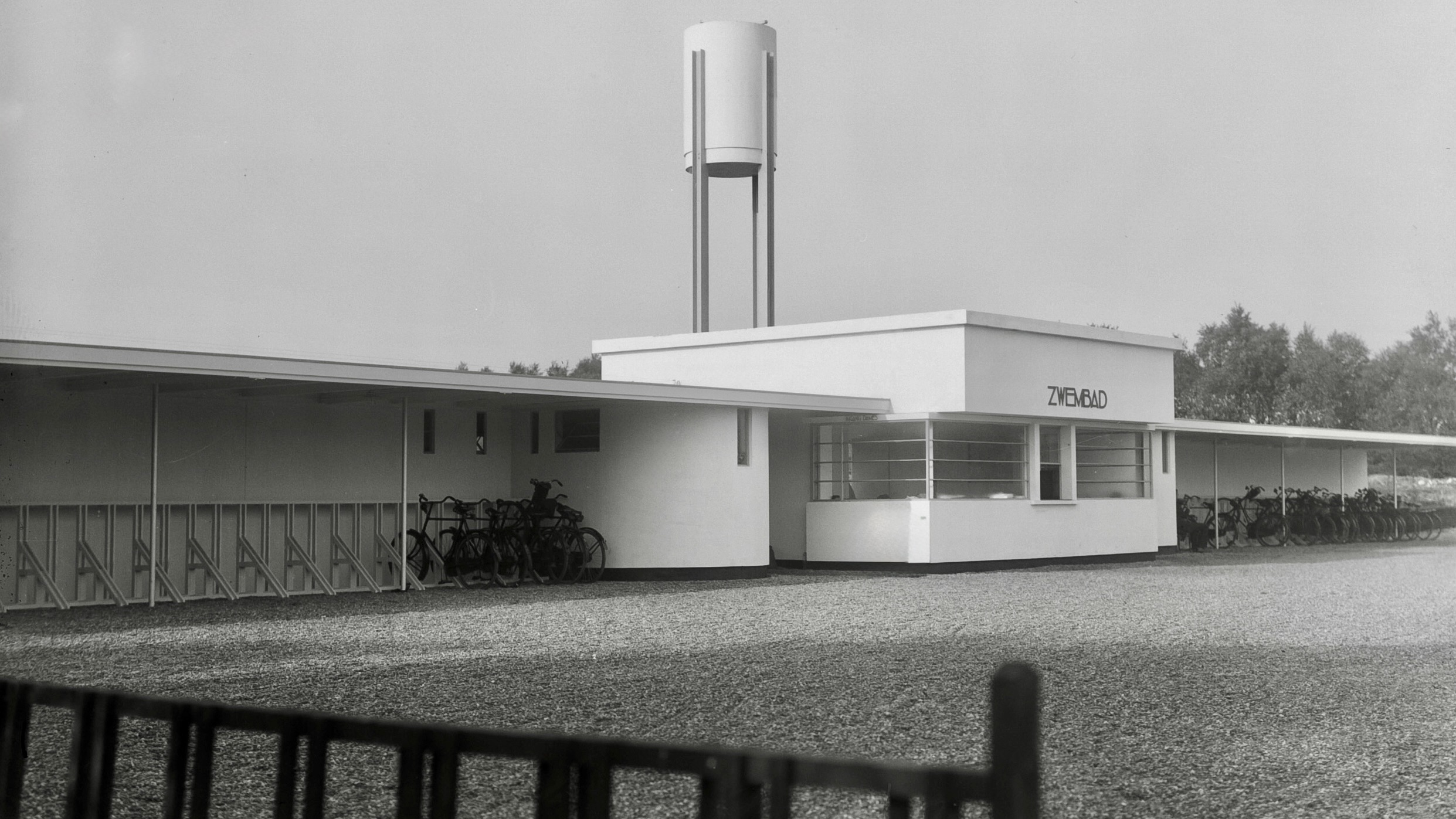 Beeld uit de jaren '30 van het natuurzwembad Crailo in Hilversum