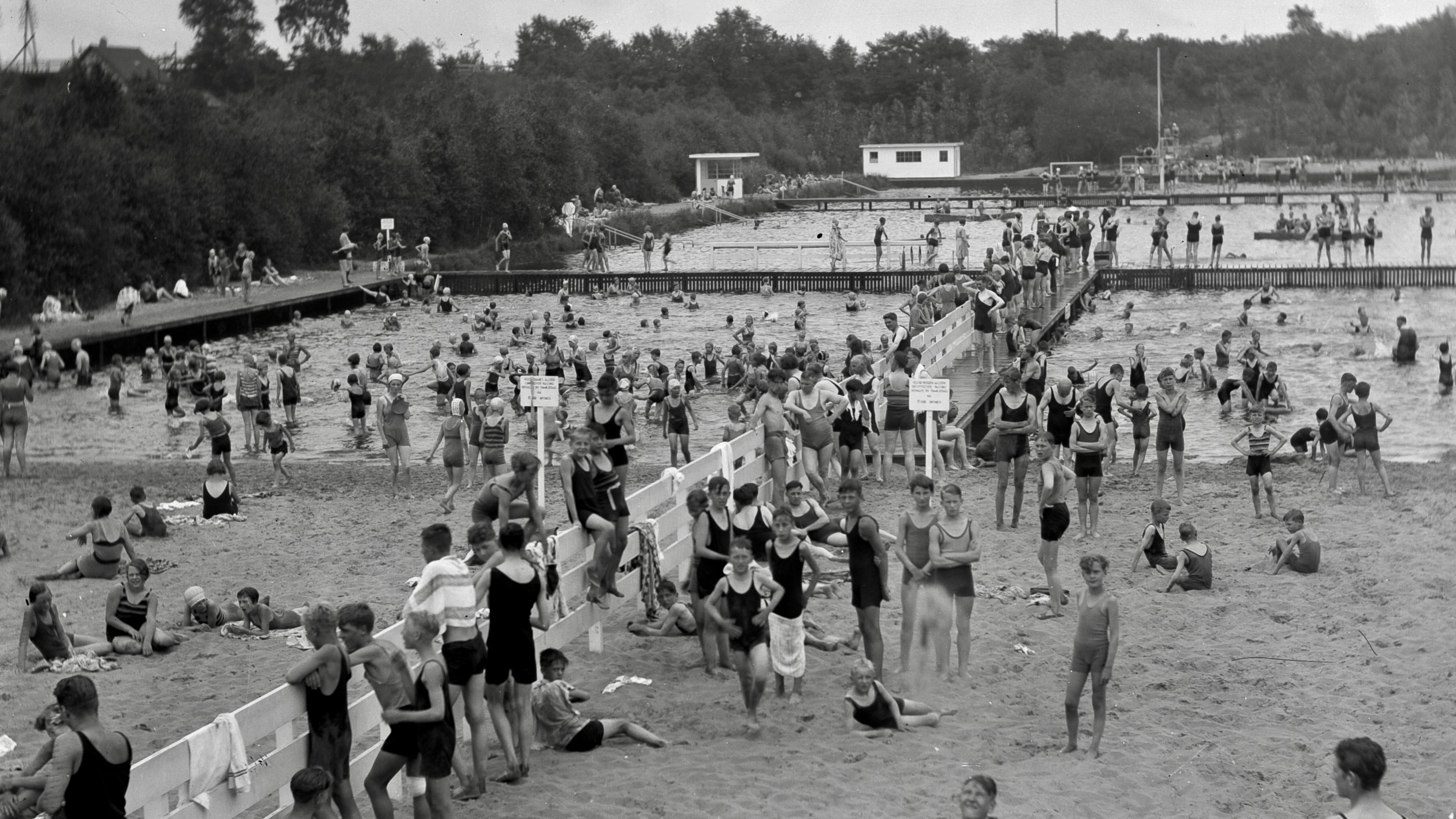 Beeld uit de jaren '30 van het natuurzwembad Crailo in Hilversum