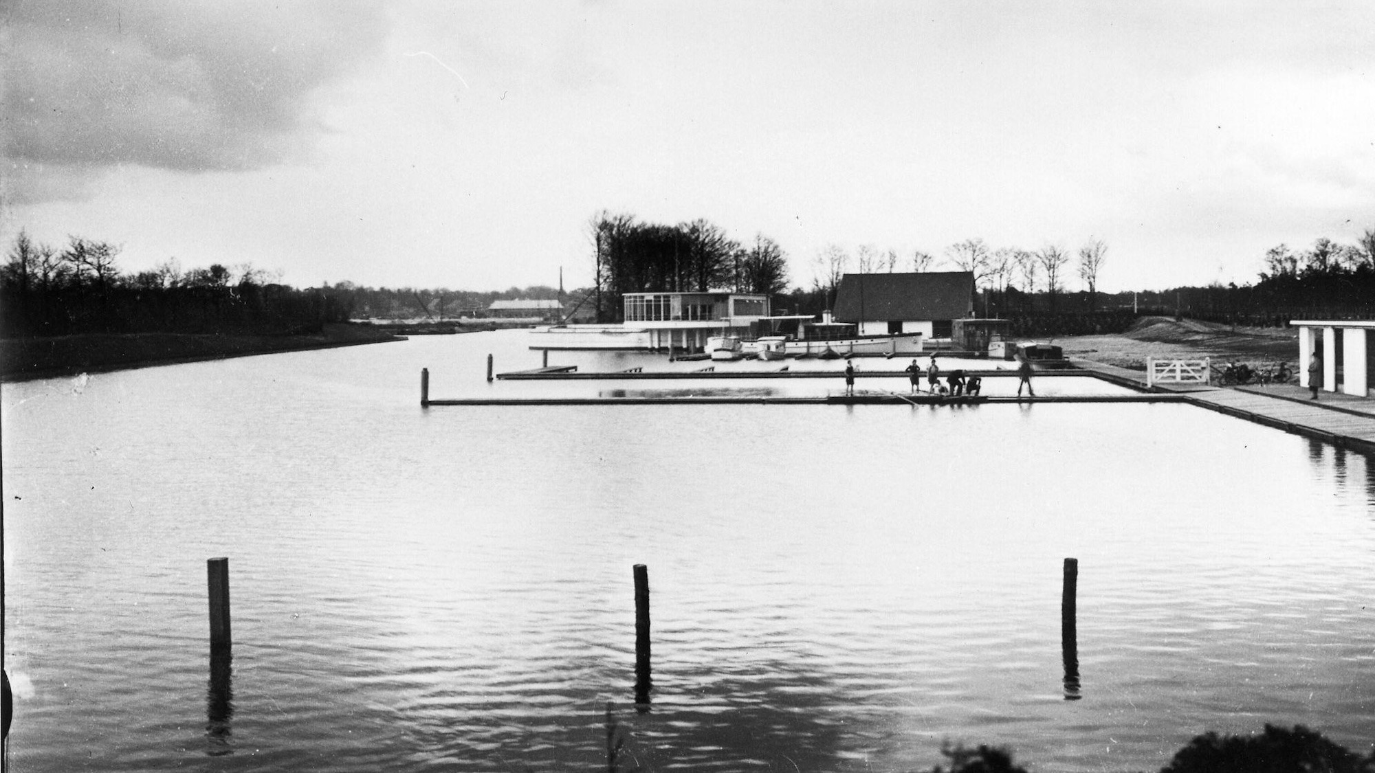 Sporthaven Hilversum 1936 met watersportpaviljoen en botenloods